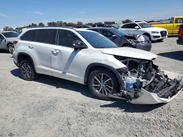 VIN 5TDKZRFH7HS517515 2017 Toyota Highlander, SE no.4