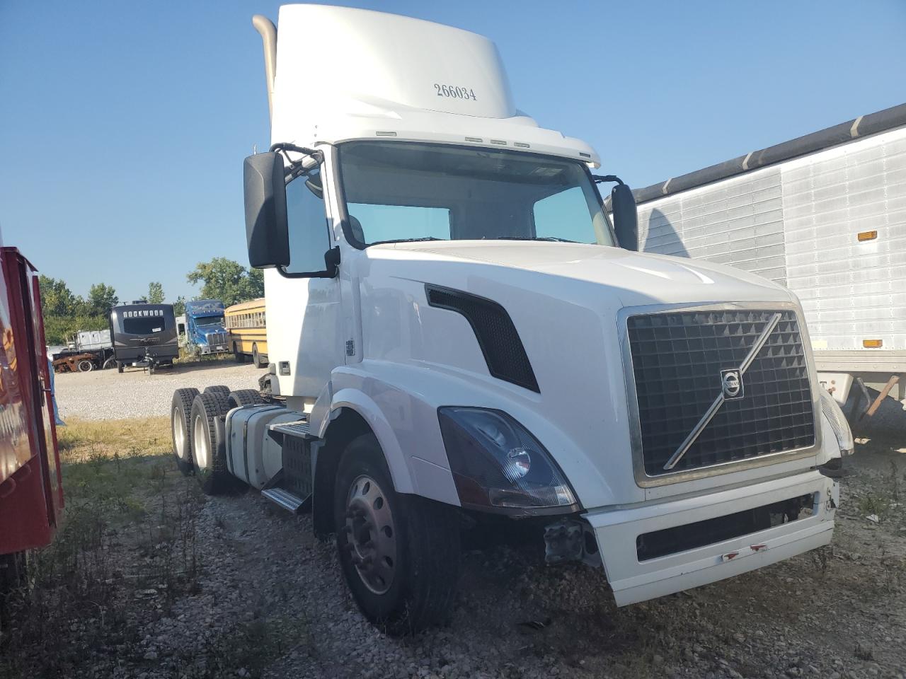 Lot #2855188136 2016 VOLVO VN VNL