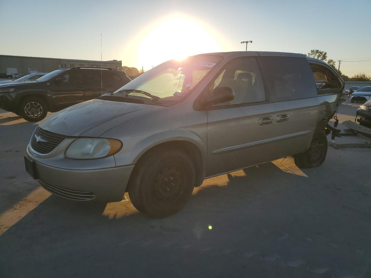 Lot #2960201157 2003 CHRYSLER TOWN & COU