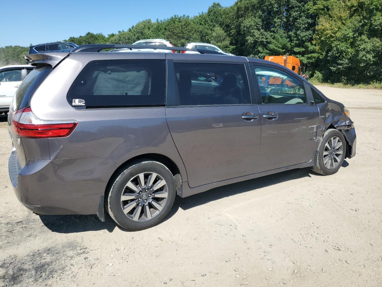 Lot #2989177612 2019 TOYOTA SIENNA XLE