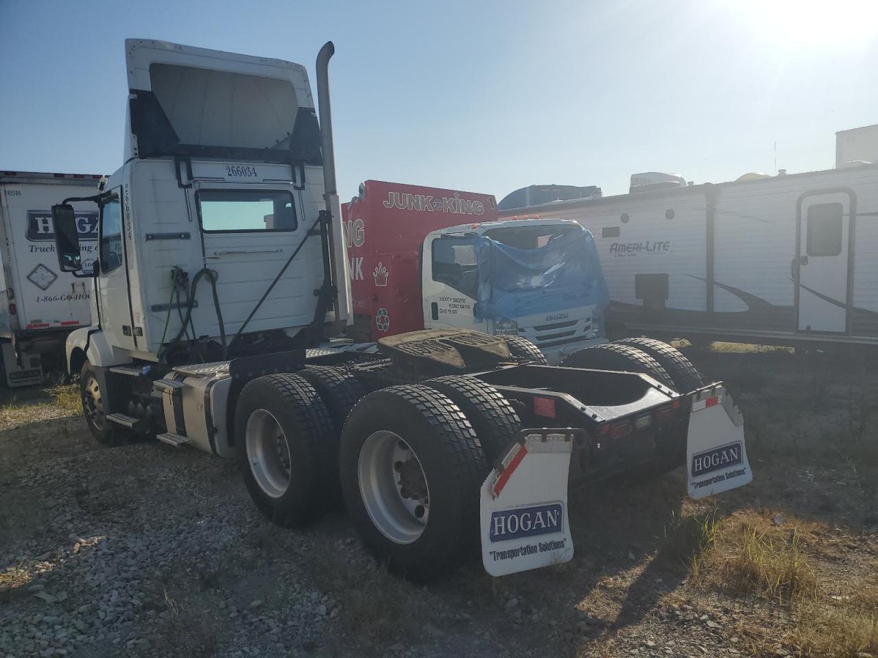 Lot #2855188136 2016 VOLVO VN VNL