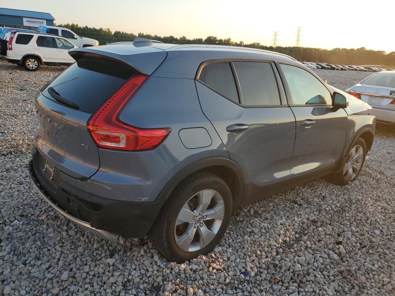 Lot #2991386846 2022 VOLVO XC40 T4 MO