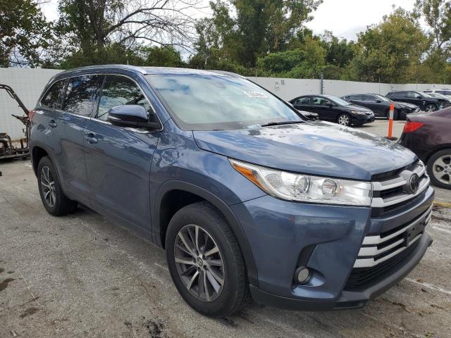 VIN 5TDKZRFH8HS520732 2017 Toyota Highlander, SE no.4