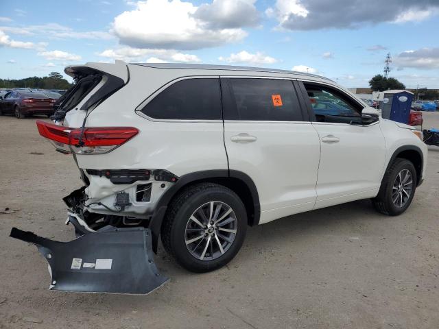 VIN 5TDJZRFH7HS455643 2017 Toyota Highlander, SE no.3