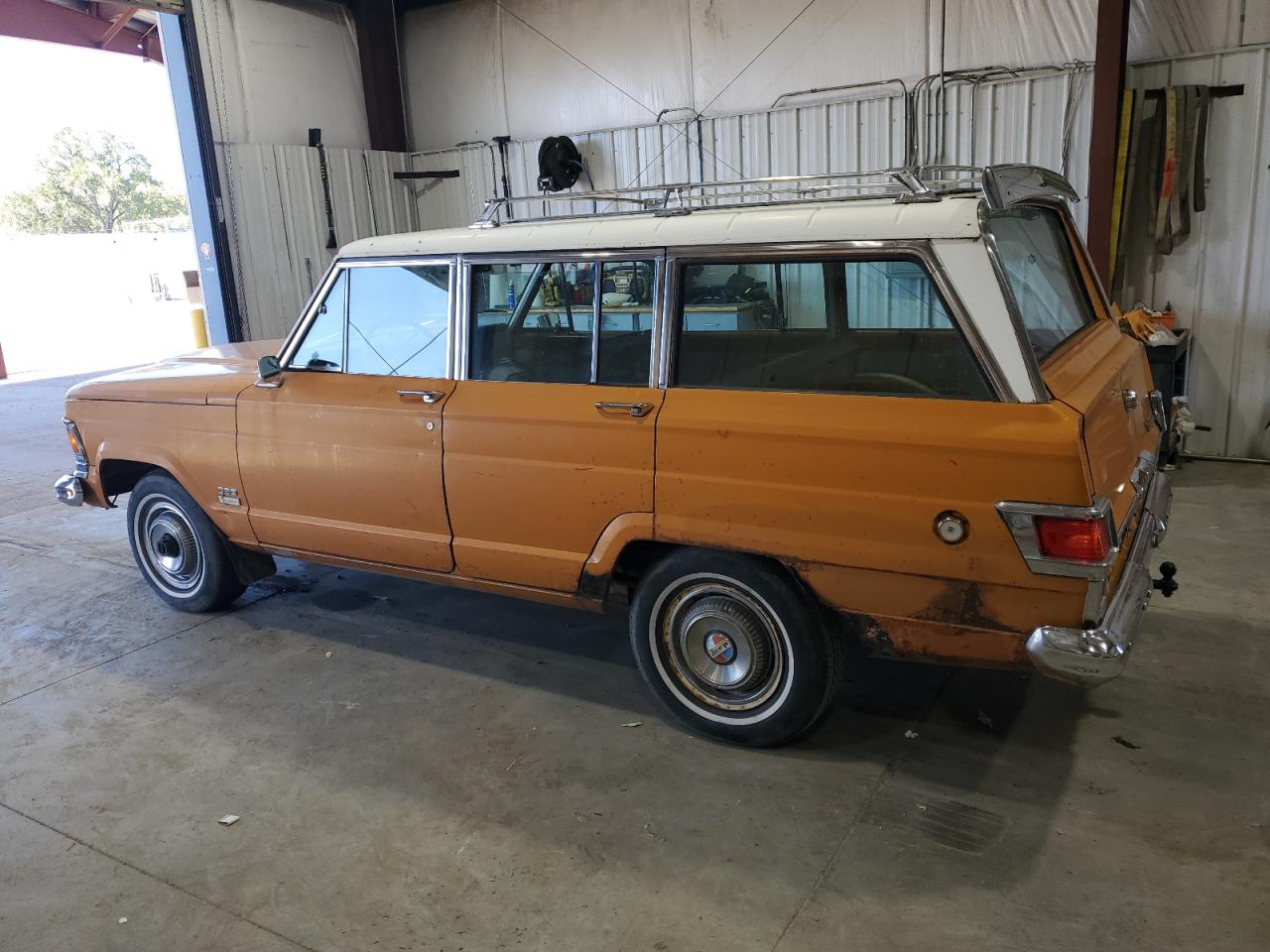 Lot #2974203350 1972 JEEP WAGONEER