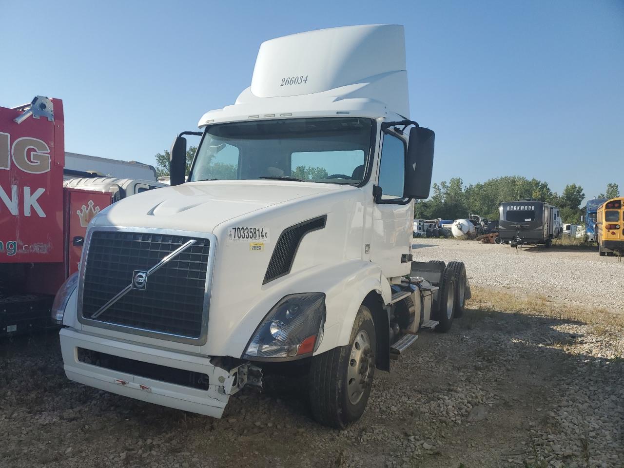 Lot #2855188136 2016 VOLVO VN VNL