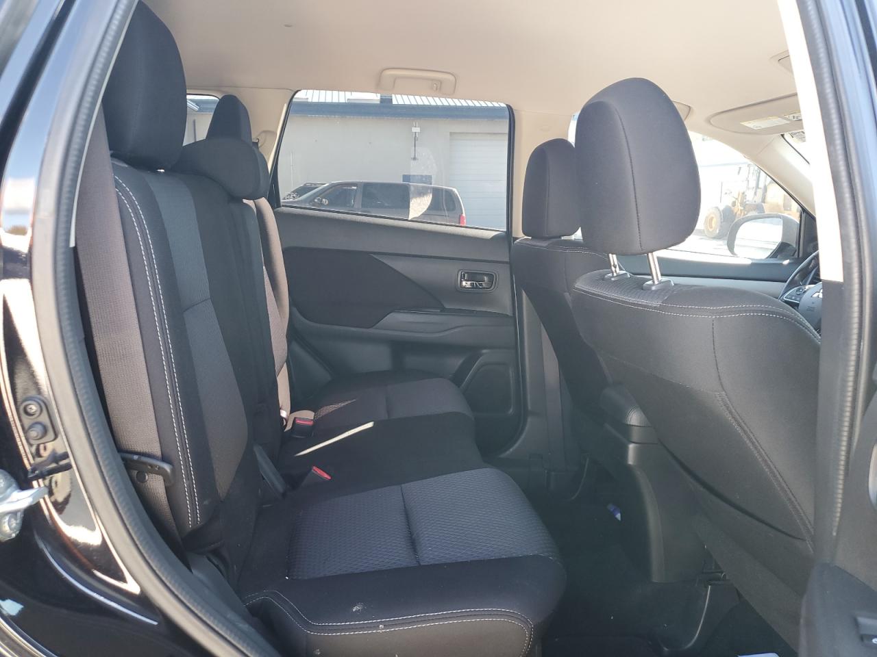 MITSUBISHI OUTLANDER SE