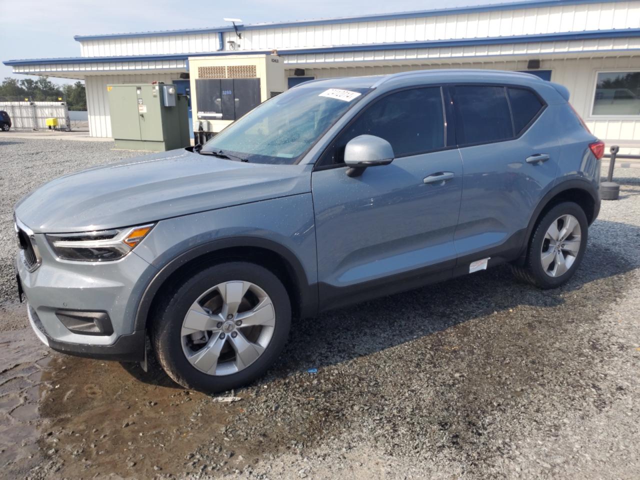 Lot #2936012892 2021 VOLVO XC40 T4 MO