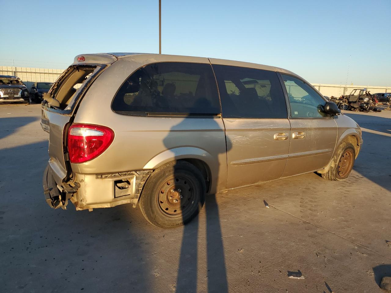 Lot #2960201157 2003 CHRYSLER TOWN & COU