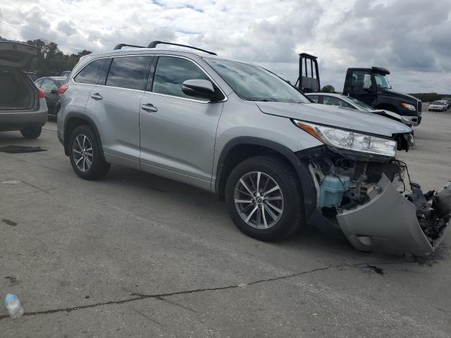 VIN 5TDJZRFH0JS845876 2018 Toyota Highlander, SE no.4