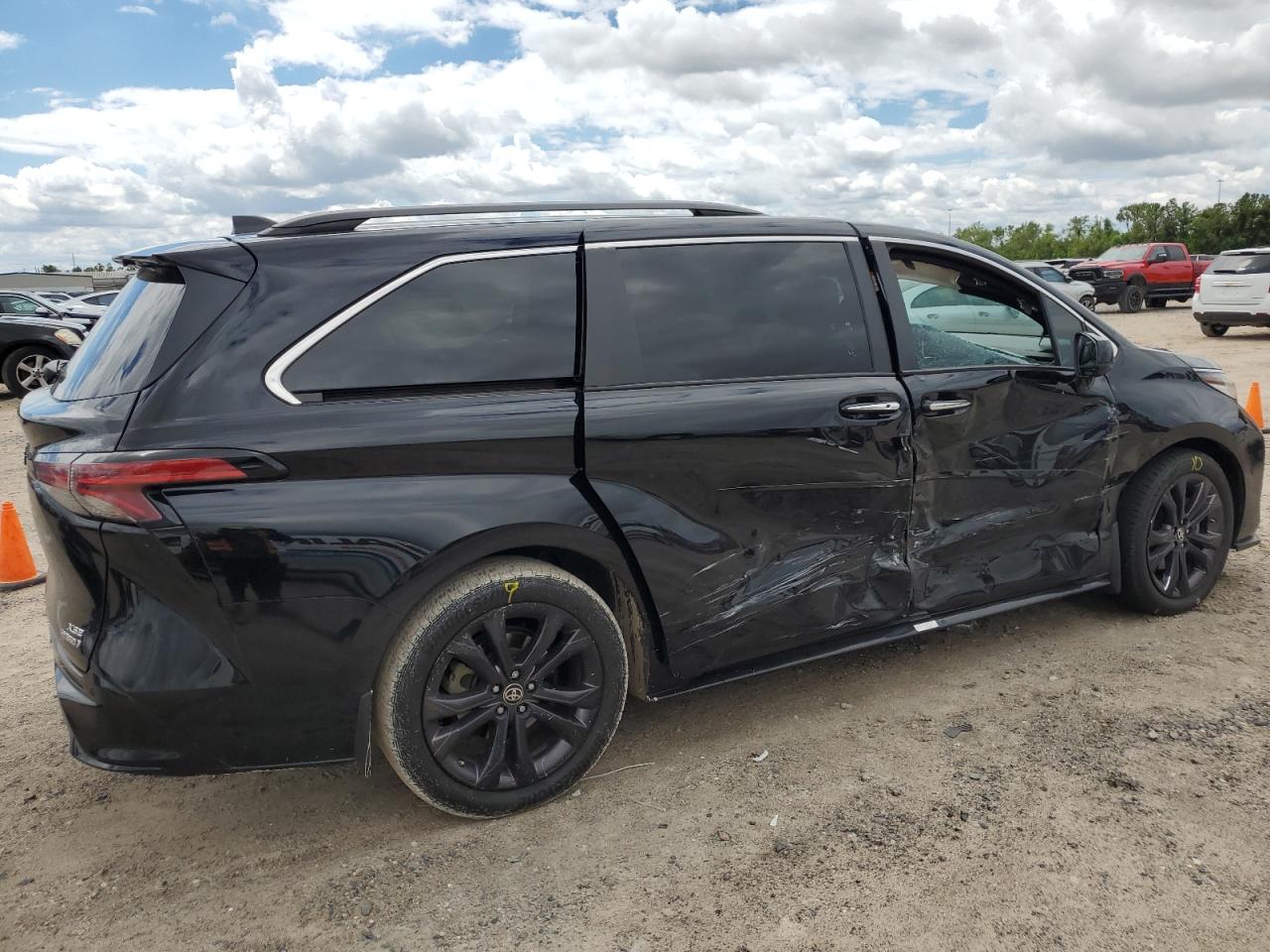 Lot #2953000702 2023 TOYOTA SIENNA XSE