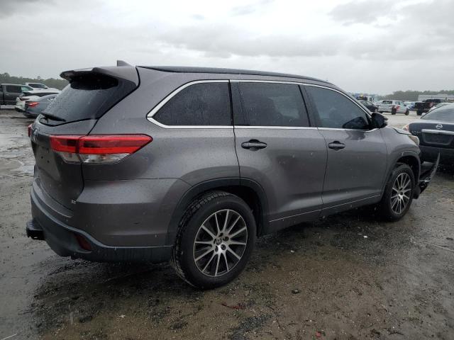 VIN 5TDKZRFH8JS287909 2018 Toyota Highlander, SE no.3