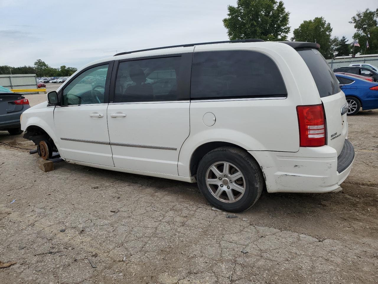 Lot #2902897775 2010 CHRYSLER TOWN & COU