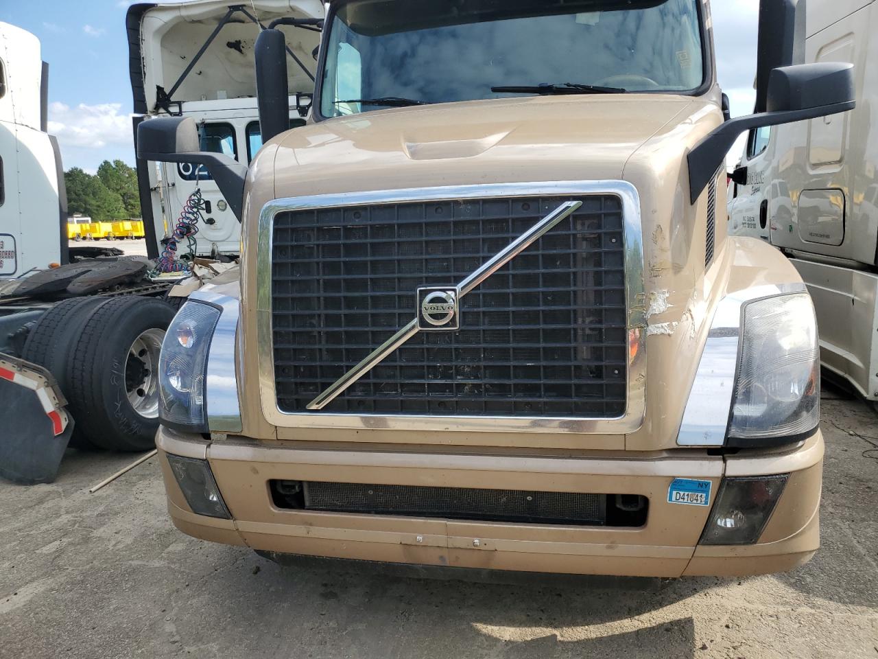 Lot #2911830993 2016 VOLVO VN VNL