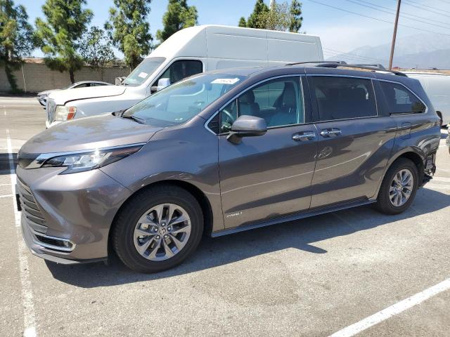 VIN 5TDYRKEC2MS002018 2021 Toyota Sienna, Xle no.1