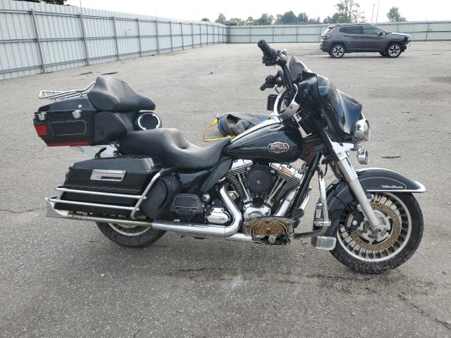 2011 HARLEY-DAVIDSON FLHTCU - 1HD1FC411BB676969