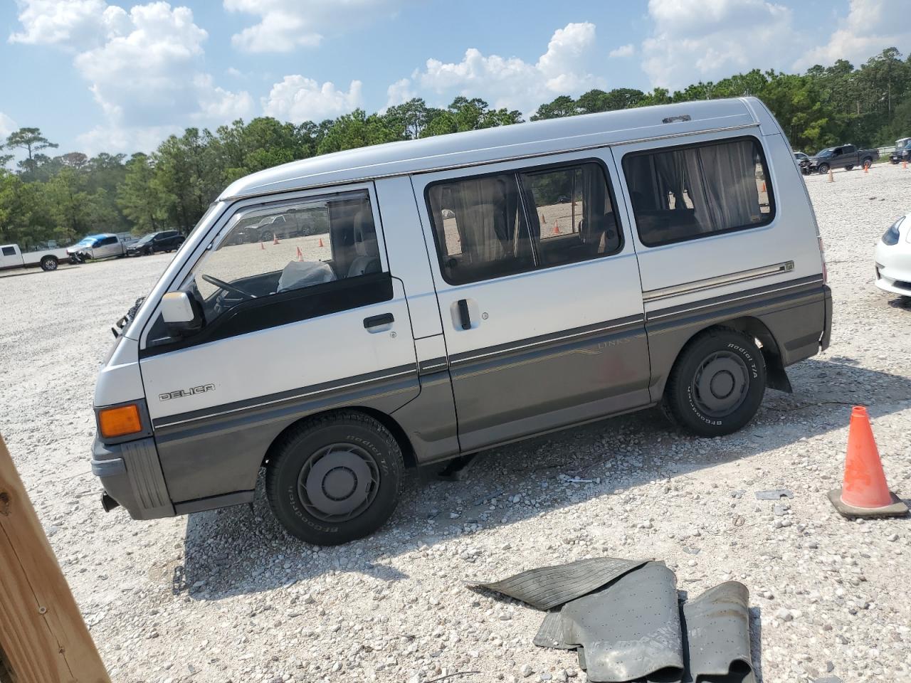 Mitsubishi DELICA 1989 