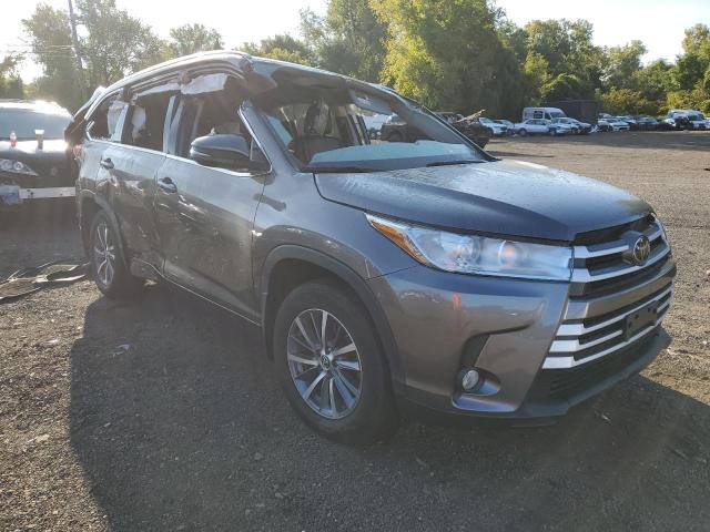 VIN 5TDJZRFH1HS470980 2017 Toyota Highlander, SE no.4