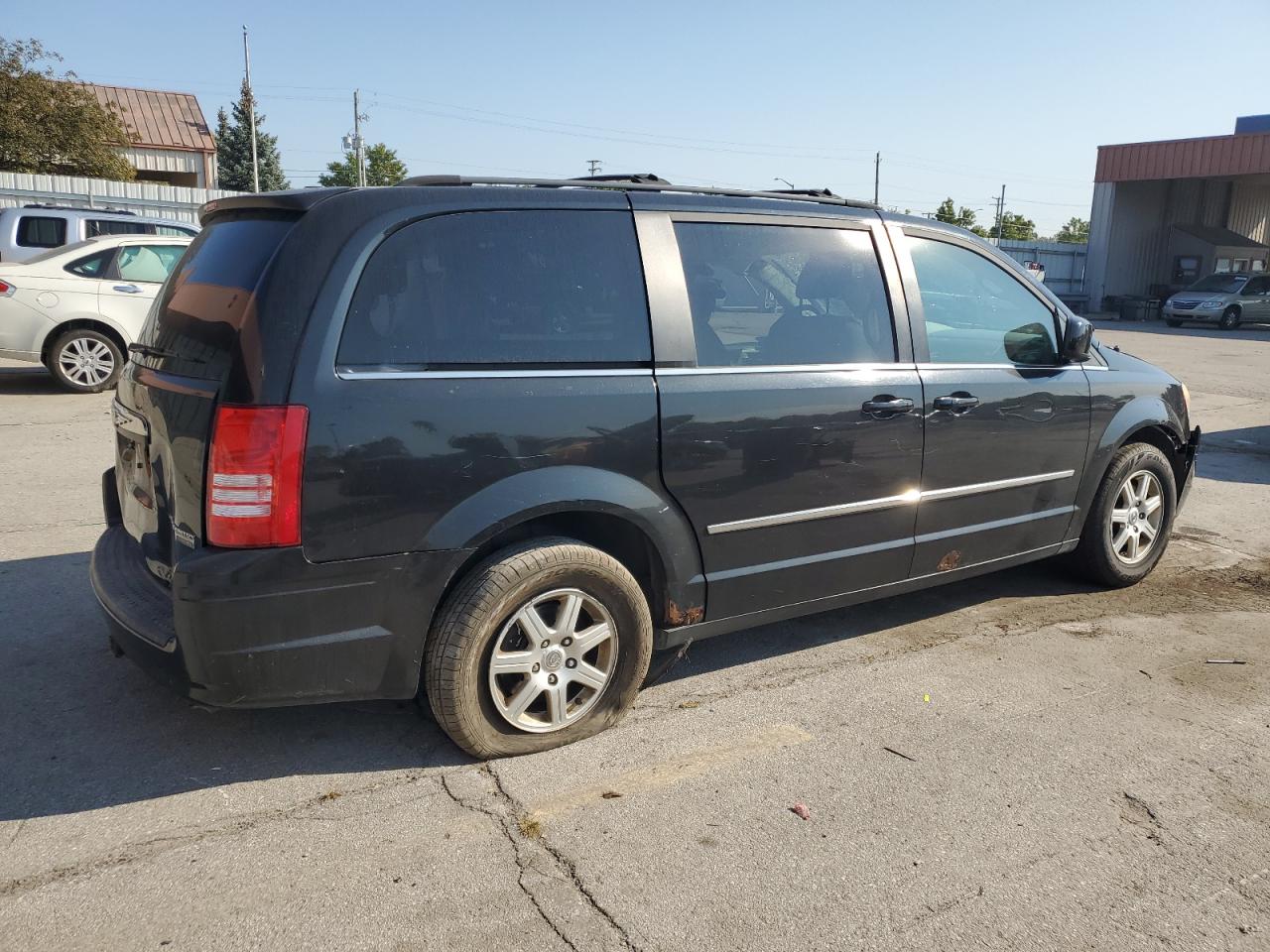 Lot #2855579065 2010 CHRYSLER TOWN & COU