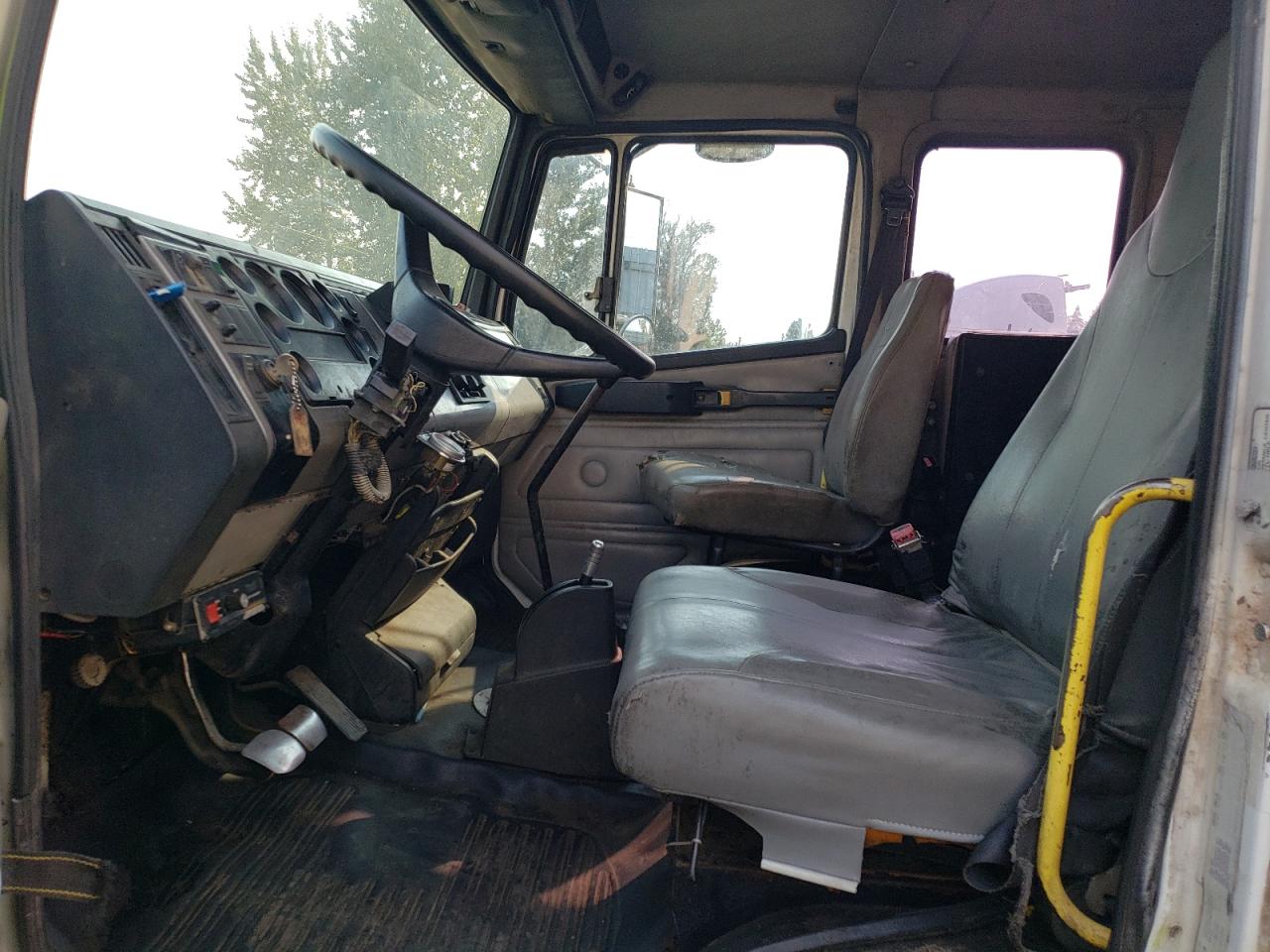 Lot #2819044115 1999 FREIGHTLINER MEDIUM CON