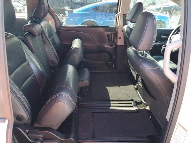 2018 TOYOTA SIENNA SE 5TDXZ3DC4JS924904