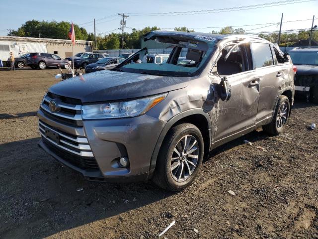 VIN 5TDJZRFH1HS470980 2017 Toyota Highlander, SE no.1