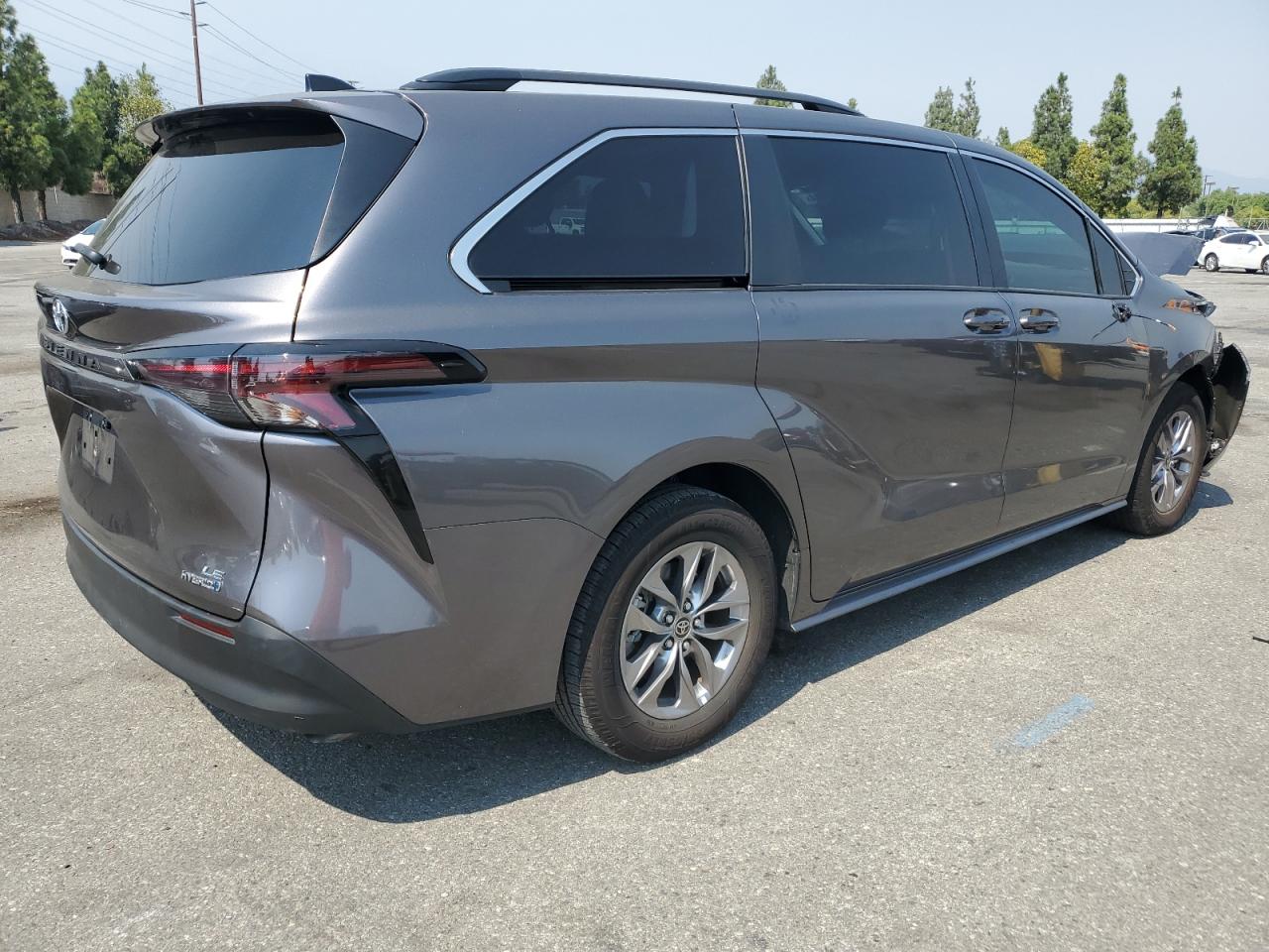 Lot #2989000532 2023 TOYOTA SIENNA LE