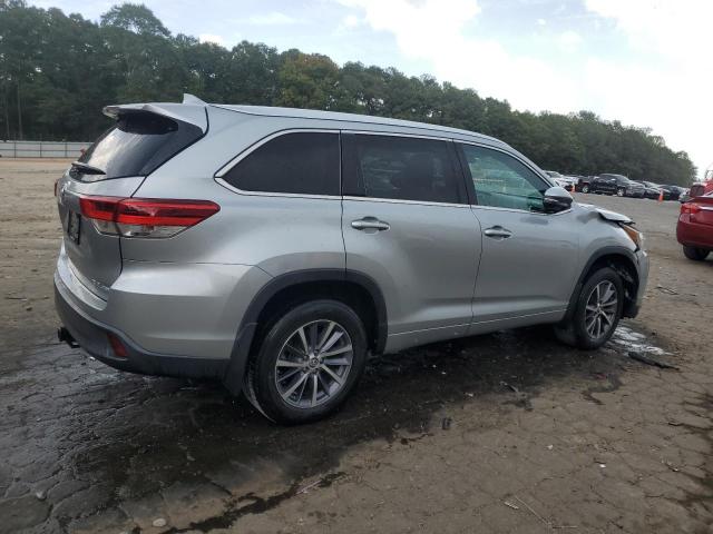 VIN 5TDJZRFH5HS520991 2017 Toyota Highlander, SE no.3