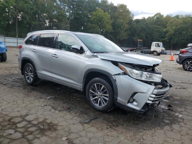 VIN 5TDJZRFH5HS520991 2017 Toyota Highlander, SE no.4