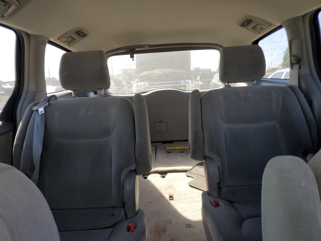 2005 Toyota SIENNA CE