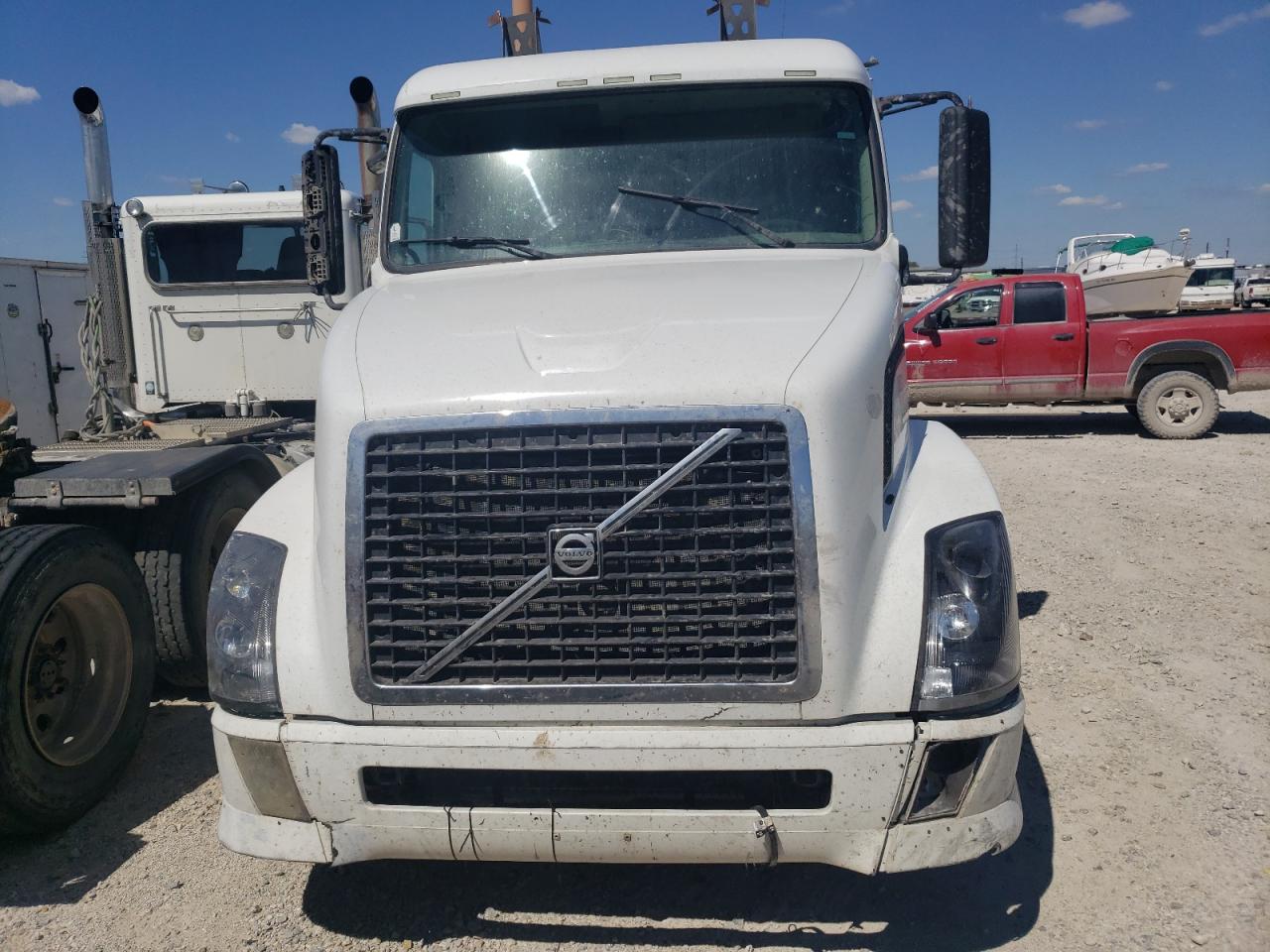 Lot #2953090753 2010 VOLVO VN VNL