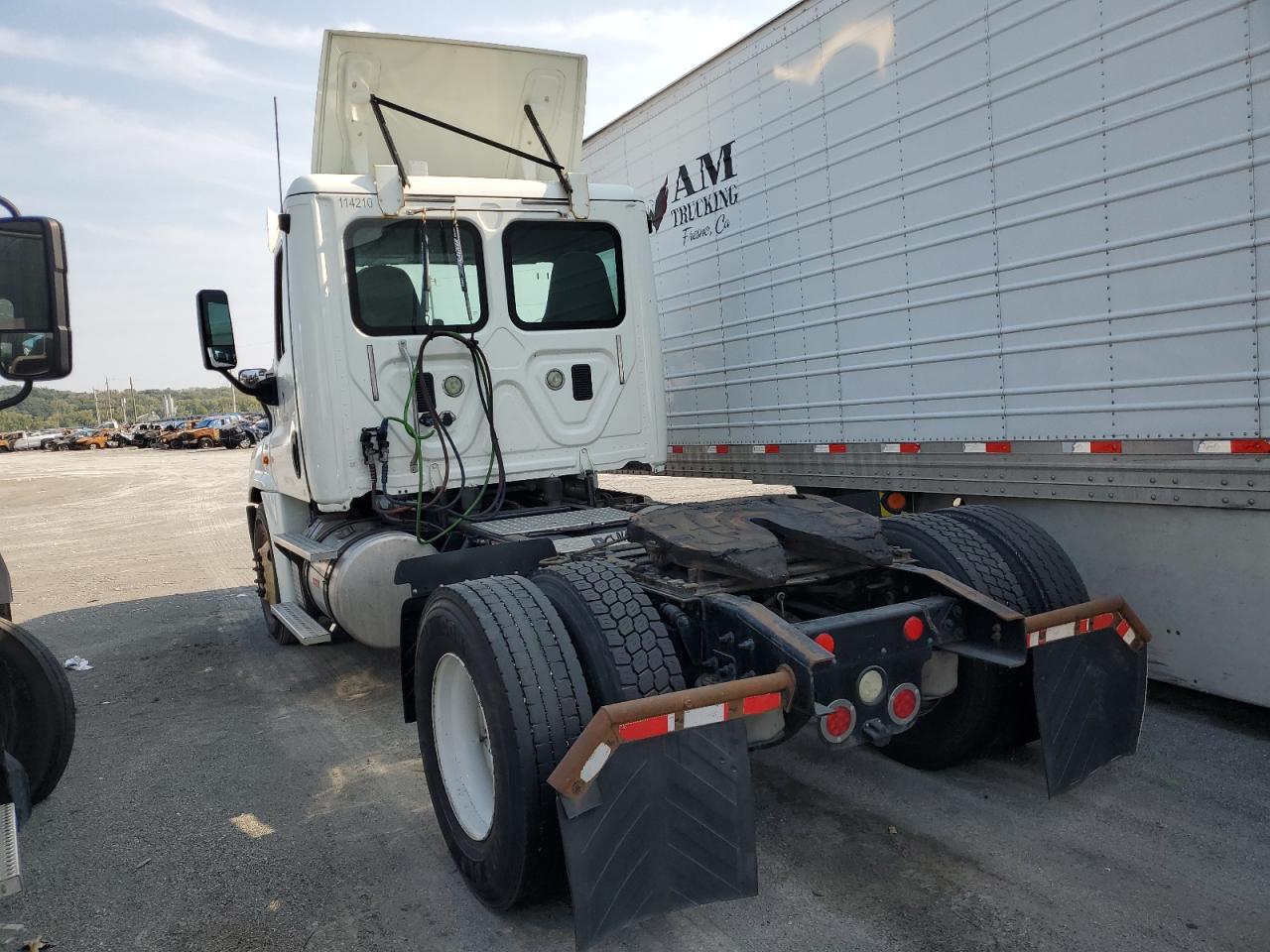 Lot #2831561378 2015 FREIGHTLINER CASCADIA 1