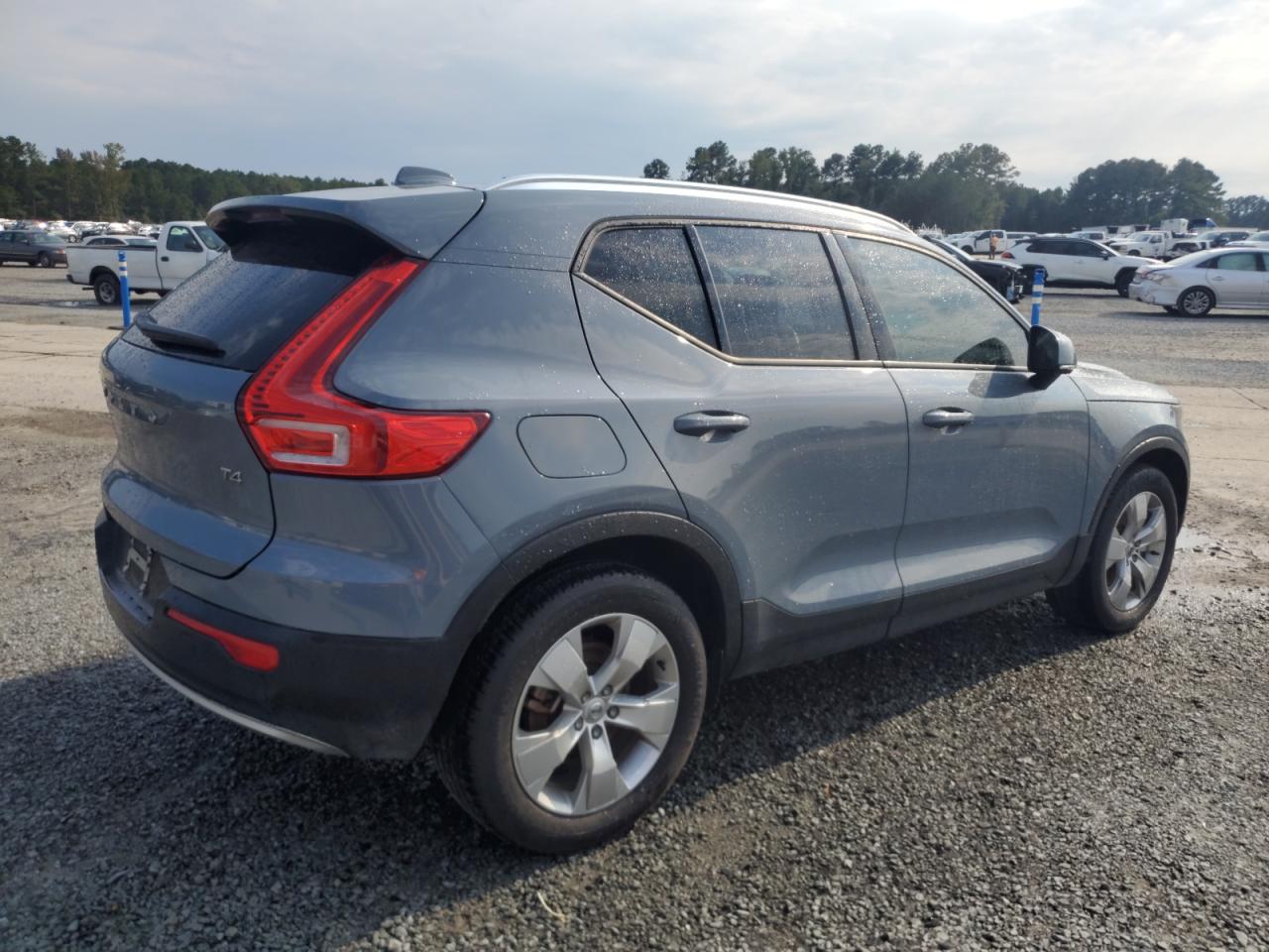 Lot #2936012892 2021 VOLVO XC40 T4 MO