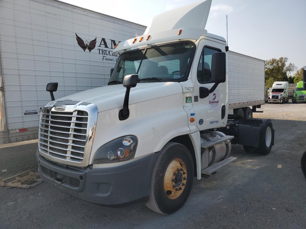 Lot #2831561378 2015 FREIGHTLINER CASCADIA 1