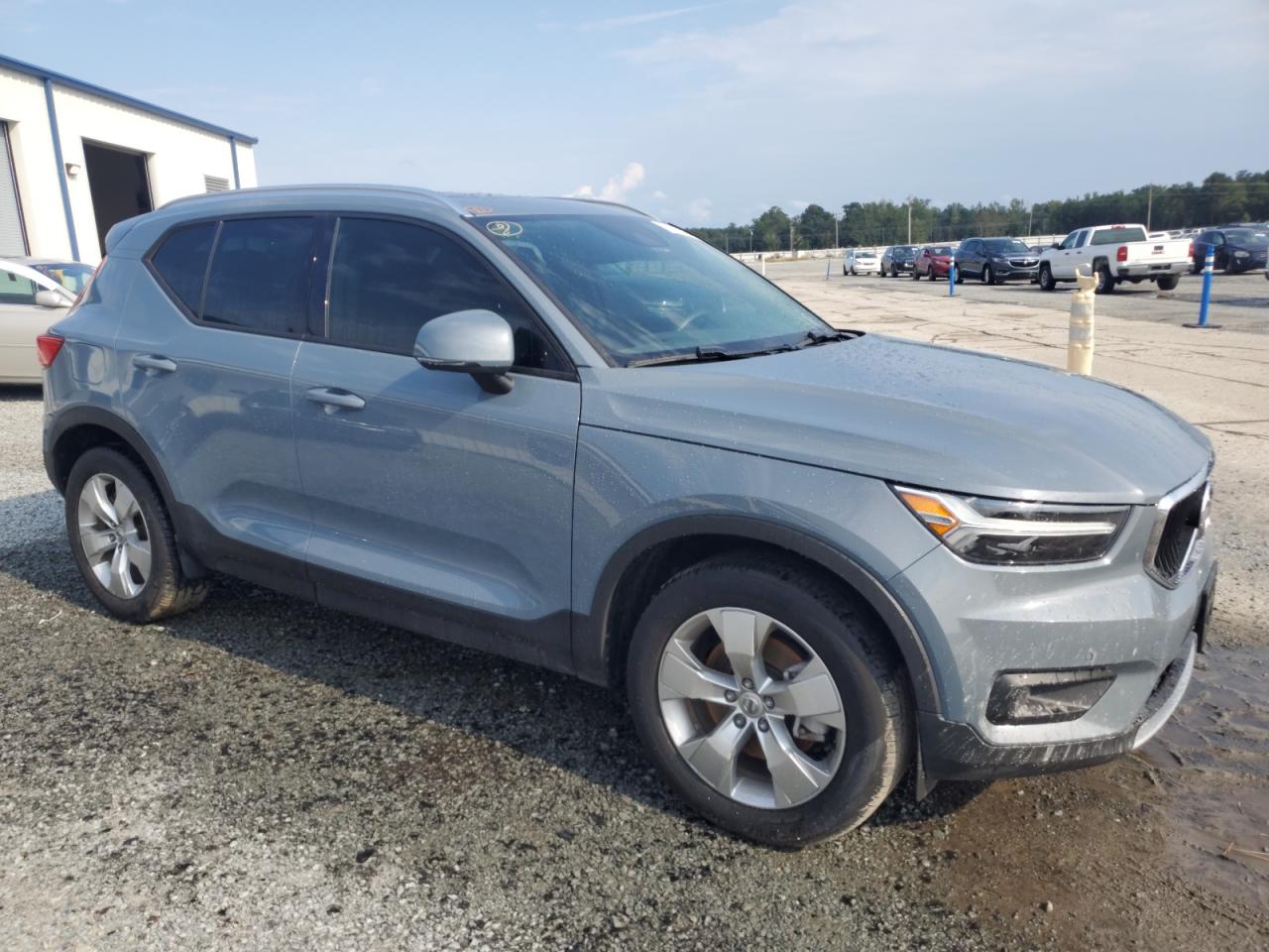 Lot #2936012892 2021 VOLVO XC40 T4 MO