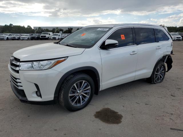 VIN 5TDJZRFH7HS455643 2017 Toyota Highlander, SE no.1