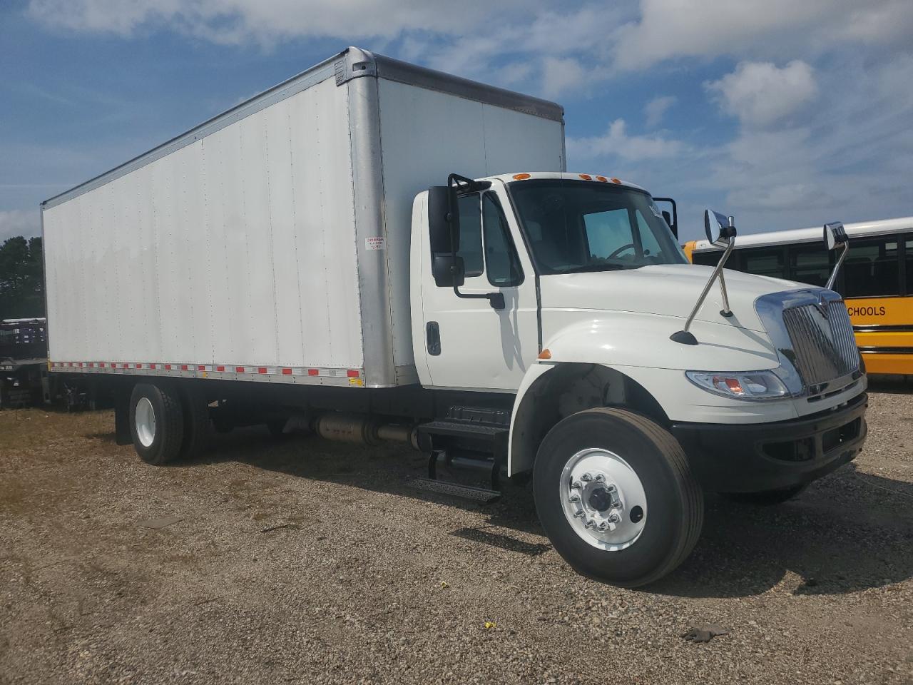 Lot #2843314624 2016 INTERNATIONAL 4000 4300