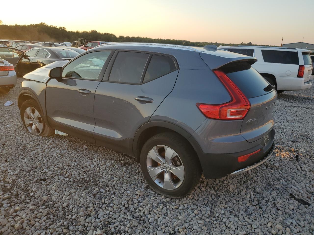 Lot #2991386846 2022 VOLVO XC40 T4 MO