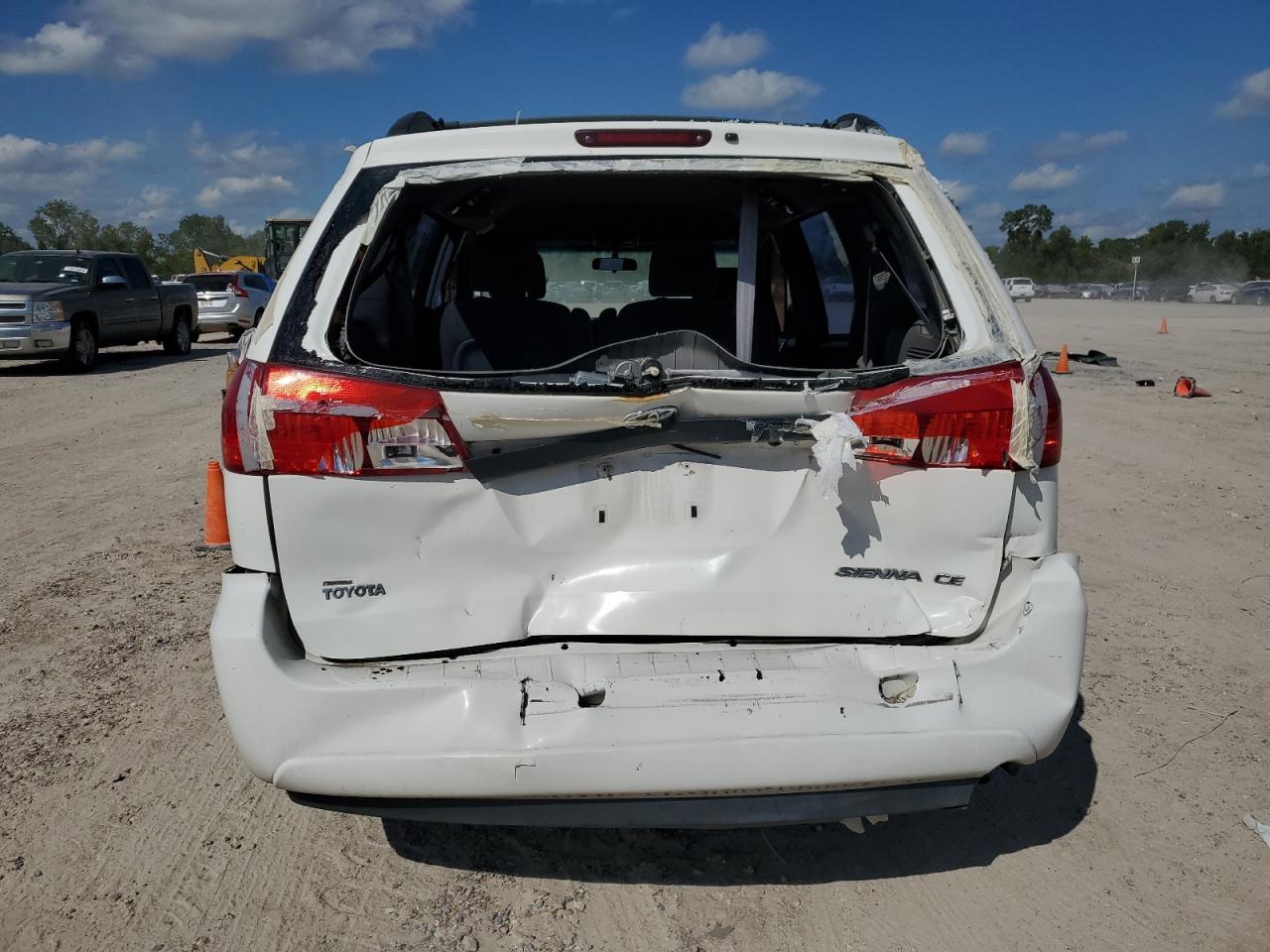 Lot #2902832895 2004 TOYOTA SIENNA CE