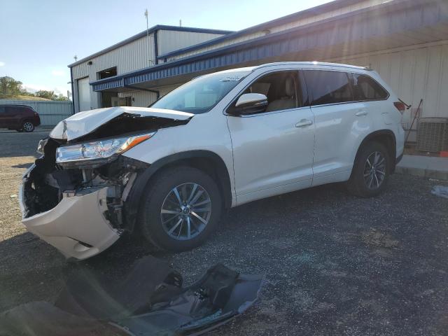 VIN 5TDJZRFH8JS866751 2018 Toyota Highlander, SE no.1