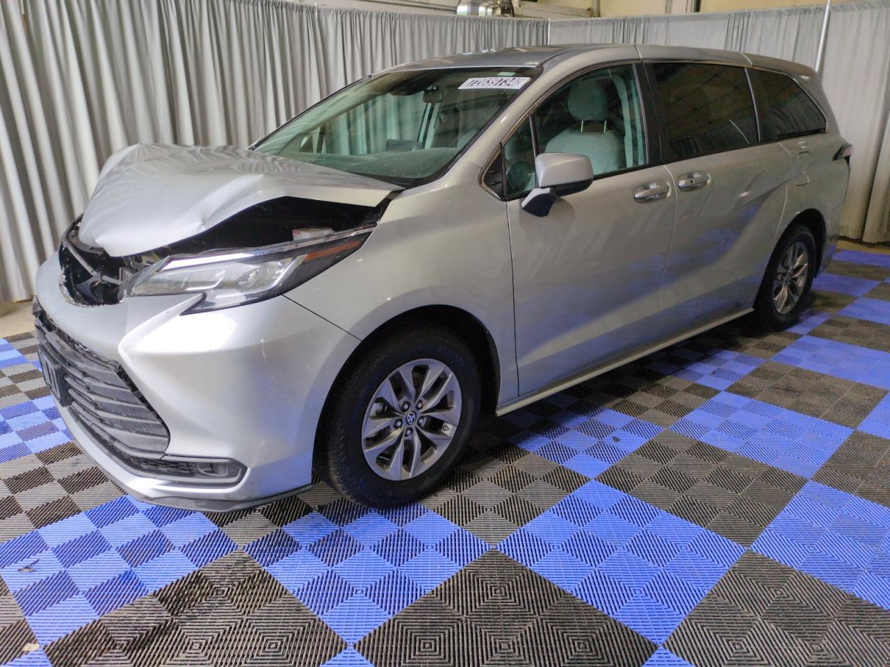 Lot #2852283745 2023 TOYOTA SIENNA LE