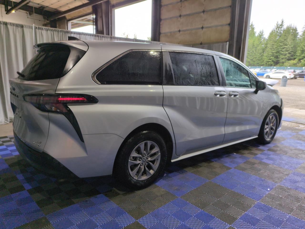 TOYOTA SIENNA LE 2023 silver  hybrid engine 5TDKRKECXPS164537 photo #4