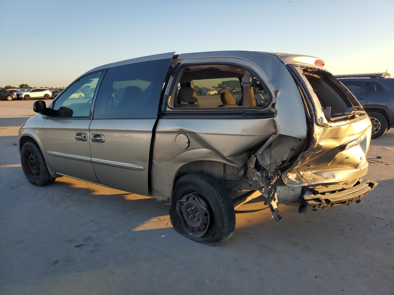 Lot #2960201157 2003 CHRYSLER TOWN & COU