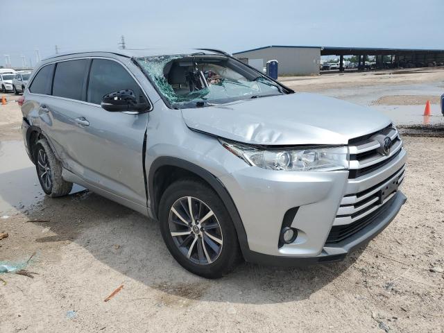 VIN 5TDKZRFHXJS529650 2018 Toyota Highlander, SE no.4