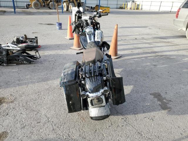 2011 HARLEY-DAVIDSON FLHX - 1HD1KB415BB616019