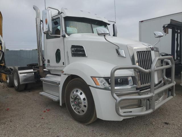 WESTERN STAR/AUTO CAR 5700 XE 2018 white  diesel 5KJJBLDV2JLJM1046 photo #1