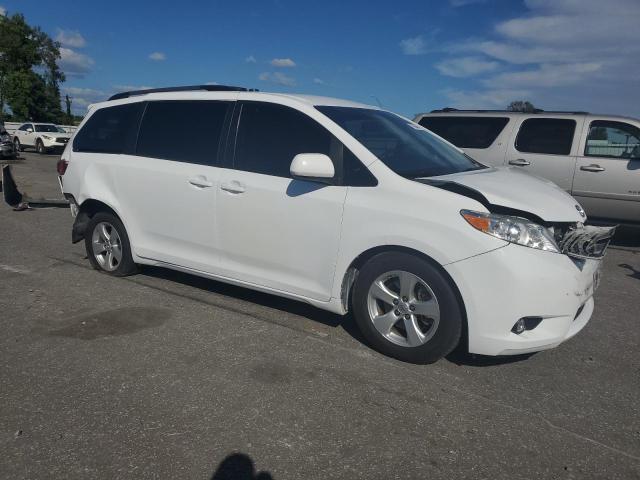 VIN 5TDKK3DC9FS645924 2015 Toyota Sienna, LE no.4