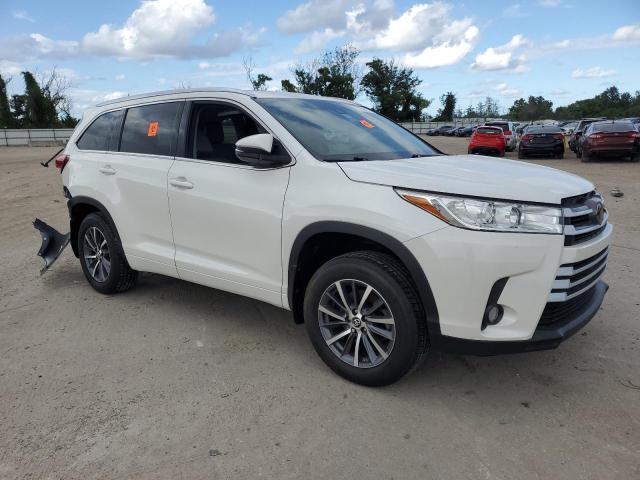 VIN 5TDJZRFH7HS455643 2017 Toyota Highlander, SE no.4