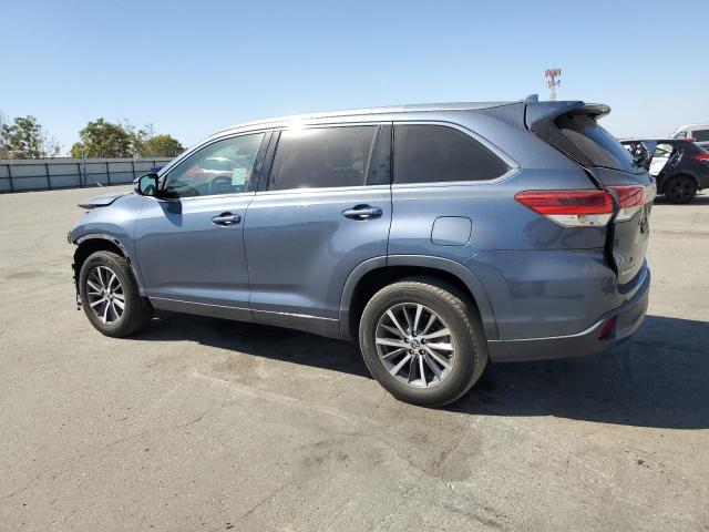 VIN 5TDKZRFH2JS244747 2018 Toyota Highlander, SE no.2