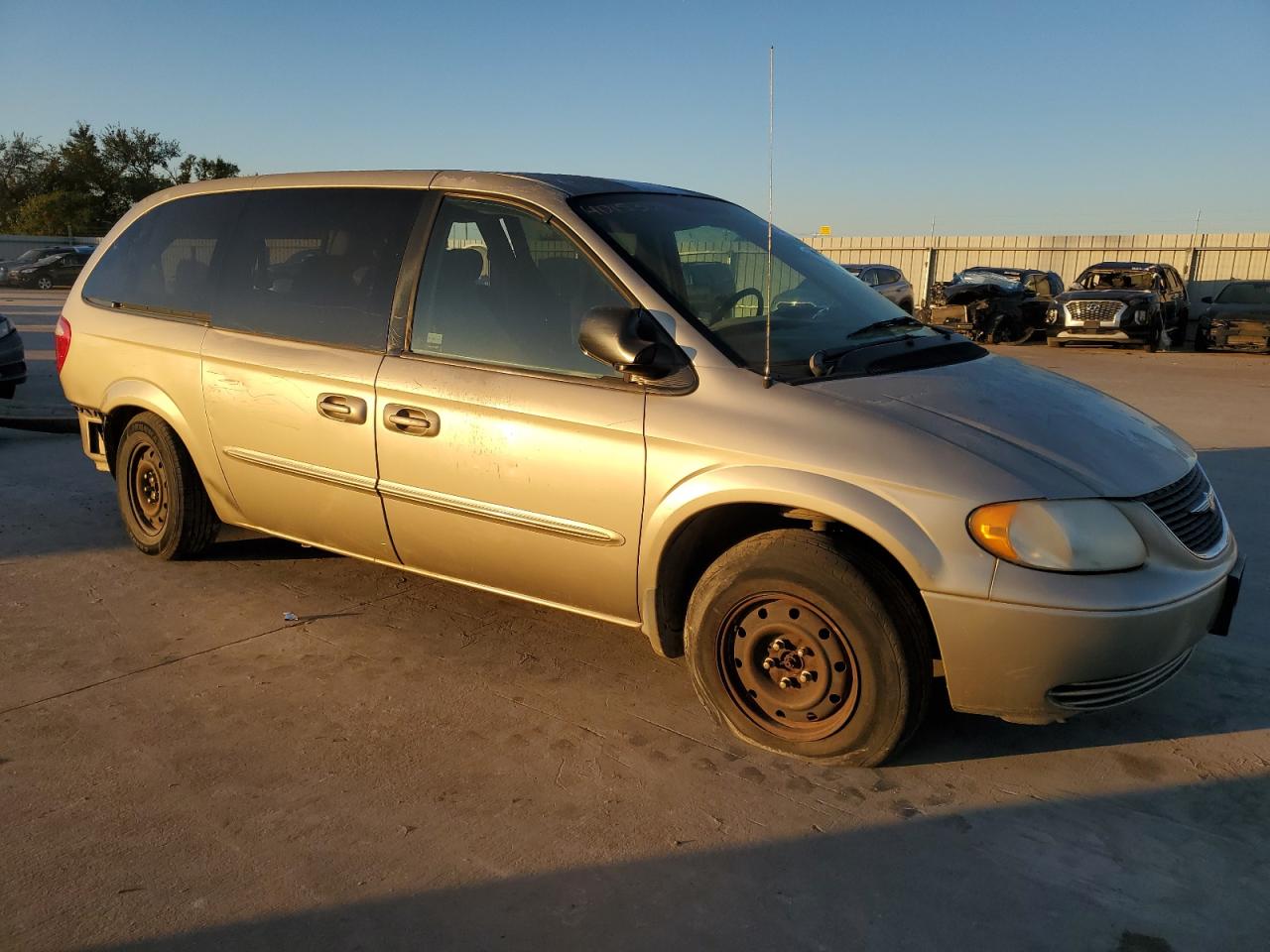 Lot #2960201157 2003 CHRYSLER TOWN & COU